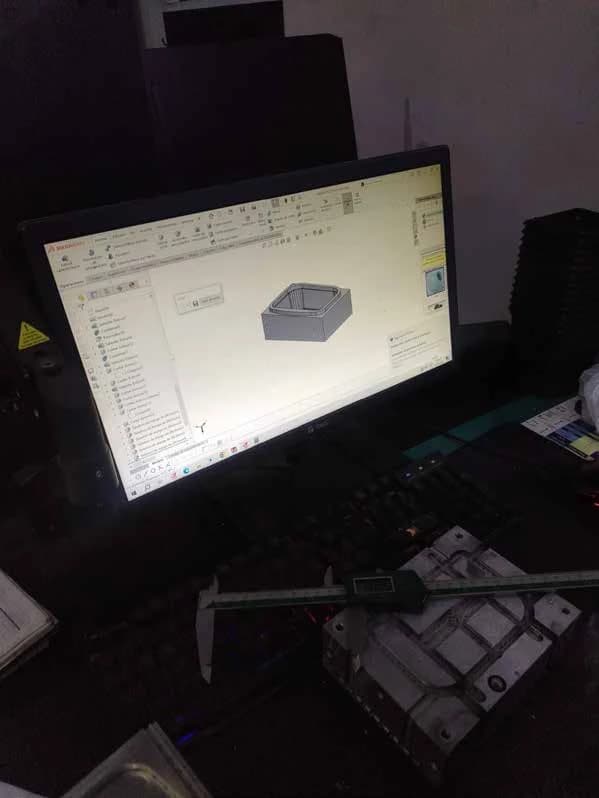 Estación de diseño mecánico incluida en el brochure de CNC Metalúrgica